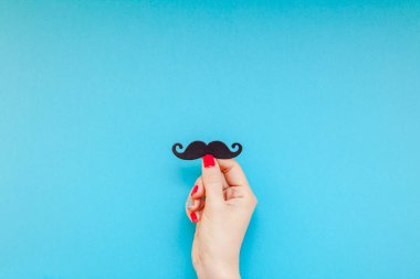 Yaratıcı flatlay üstten görünüm retro siyah kağıt fotoğraf stand sahne bıyıkları kadın eller turkuaz arka plan kopya alanı. Erkek Sağlığı Farkındalık ay gün erkeklik kavramı blog sosyal medya babalar