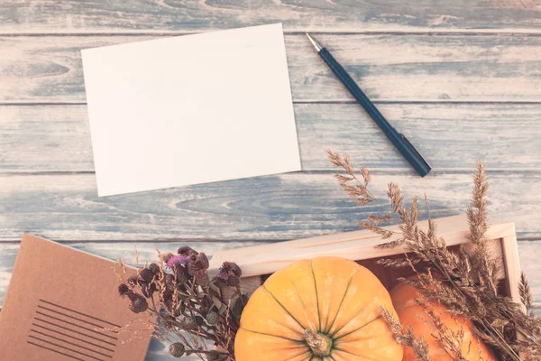 Bovenaanzicht Van Herfst Oranje Pompoenen Droge Bloemen Met Gras Thanksgiving — Stockfoto