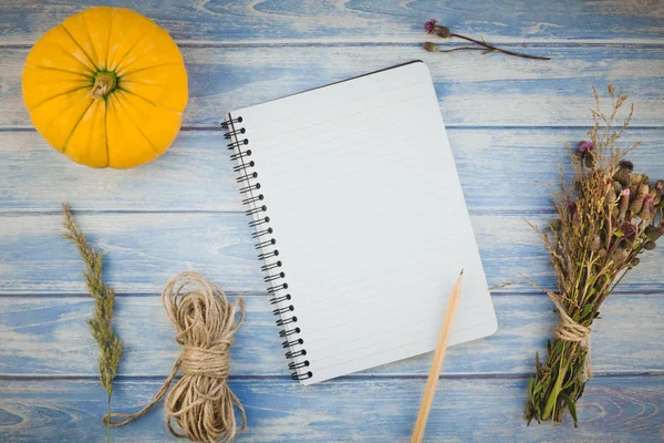 秋のオレンジ カボチャと青上草感謝祭の背景を持つ乾燥した花の平面図をノートブック モックと木製のテーブルをトーンダウンし 素朴なスタイル テキストのテンプレート内の領域をコピー — ストック写真