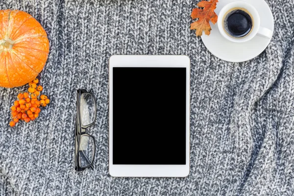 Yaratıcı sonbahar düz ek yükü üstten görünüm şık ev çalışma alanı tablet dizüstü kahve fincanı sıcak gri örgü ekose arka plan kopya alanı ile yatıyordu. Sonbahar sezonu şablon kadınsı blog sosyal medya için