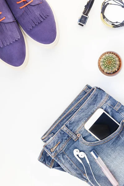 Piso Zapatos Gamuza Jeans Azules Pulseras Cactus Smartphone Con Auriculares — Foto de Stock