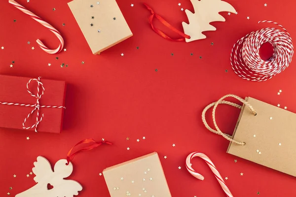 正月クリスマス ラップ プレゼント リボン フラット レイアウト平面図クリスマス休日 2019年お祝い手作りギフト ボックス赤紙金いろの背景 Copyspace テンプレート — ストック写真