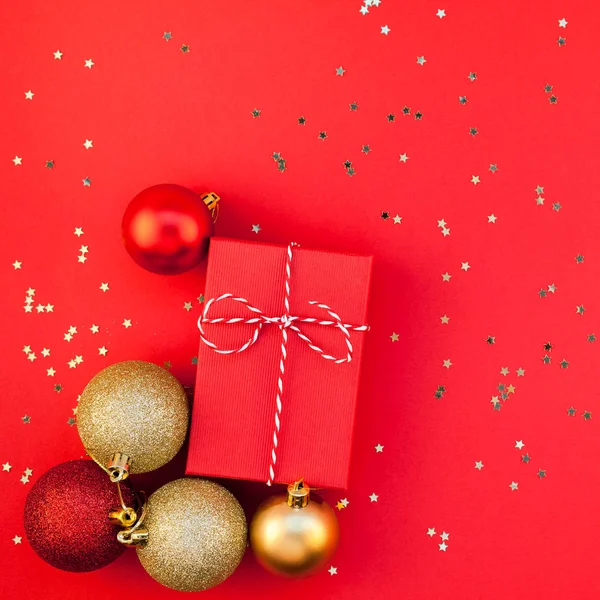 正月クリスマス プレゼント リボン フラット レイアウト平面図クリスマス 2019 休日お祝いの手作りギフト ボックス赤い紙黄金に輝く背景 Copyspace 正方形テンプレート — ストック写真