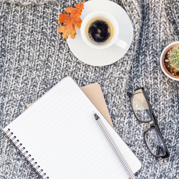 創造的な正方形の秋フラット ノート コーヒー カップ居心地の良い背景に灰色ニット チェック柄コピー スペースとオーバーヘッド平面図のスタイリッシュな家のワークスペースが横たわっていた 女性ブログ ソーシャル メディアの秋シーズンのテンプレート — ストック写真