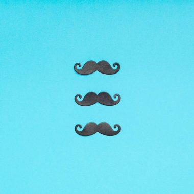 Yaratıcı kare flatlay ek yükü üstten görünüm retro şık siyah kağıt bıyıkları turkuaz arka plan kopya alanı. Erkek Sağlığı Farkındalık ay gün erkeklik kavramı blog sosyal medya babalar