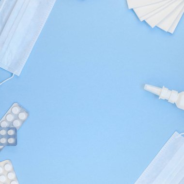 Mevsimlik bahar Anti peçeteler ile yaratıcı düz yatıyordu kavramı hap, yüz maskesi ve damla bir şişe kopya alanı kare arka plan en az tarzı ile metin için şablon