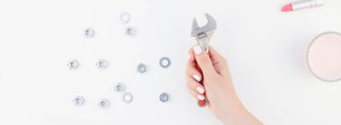 Kadın el pastel manikür Lehçe holding anahtar kopyalama alanı fındık ve kozmetik izole beyaz arka plan ile minimalizm tarzı yaratıcı uzun geniş afiş. Onarım veya iyileştirme feminizm kavramı