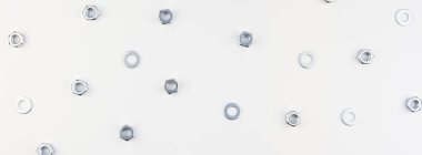 Yaratıcı uzun geniş afiş düz beyaz arka plan üzerinde metal fındık yatıyordu. Onarım veya iyileştirme üstten görünüm kavramı desenli.