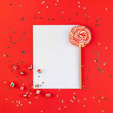 Yaratıcı yeni yıl veya Noel tebrik mektubu mockup düz üstten görünüm Xmas tatil kutlama zarf kırmızı kağıt altın arka plan glitter üzerinde yatıyordu. Kare şablon tebrik kartı metin 2019 2020 kadar sahte