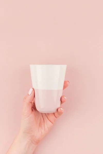 Imagen Creativa Mano Mujer Sosteniendo Taza Café Con Espacio Copia —  Fotos de Stock