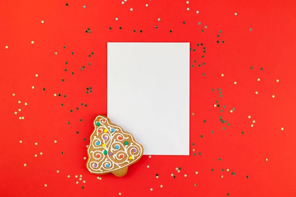 创意新年或圣诞问候信样机平面放置顶部视图圣诞假期庆祝信封红色纸背景金色闪光 模板模拟贺卡文本设计 2019 2020 — 图库照片