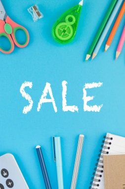 Yaratıcı düz üst görünümüne geri okul kavramı yatıyordu renk okul ve ofis malzemeleri kopya alanı ile parlak turkuaz kağıt tablo çerçeve arka plan, metin veya tasarım şablonu