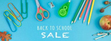 Yaratıcı düz üst görünümüne geri okul kavramı kopya alanı ile parlak turkuaz kağıt tablo çerçeve arka plan, metin veya tasarım şablonu erzak renk okul ve office ile yatıyordu. Uzun geniş afiş