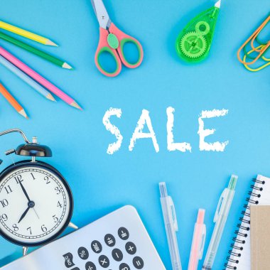 Kare yaratıcı düz parlak turkuaz kağıt tablo çerçeve arka plan kopya alanı, metin veya tasarım şablonu ile çalar saat renk okul ve ofis malzemeleri ile en iyi görünümüne geri okul kavramı yatıyordu