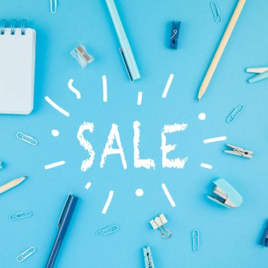 Kare yaratıcı düz üst görünümüne geri okul satış promosyon kavramı renk okul ve ofis malzemeleri parlak turkuaz kağıt tablo çerçeve arka plan üzerinde yatıyordu