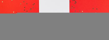 Yaratıcı yeni yıl veya Noel tebrik mektubu mockup düz üstten görünüm Xmas tatil kutlama zarf kırmızı kağıt altın arka plan glitter üzerinde yatıyordu. Şablon uzun geniş afiş 2019 2020 kadar sahte