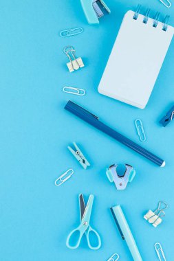 Üstten görünüm knolling düz tasarım okul ve ofis malzemeleri kopya alanı turkuaz mavi renk Kağıt arka plan en az stili ile tarz çalışma masası yatıyordu. Kadınsı blog sosyal medya için şablon