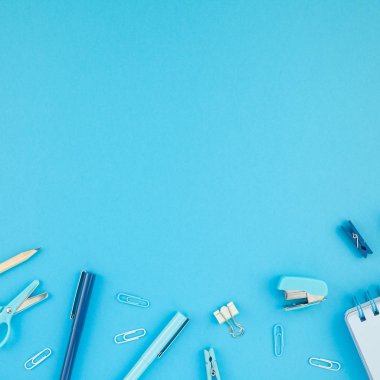 Üstten görünüm düz tasarım okul ve ofis malzemeleri kopya alanı turkuaz mavi renk Kağıt arka plan en az stili ile tarz çalışma masası yatıyordu. Kadınsı blog sosyal medya için kare şablon