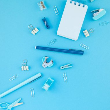 Üstten görünüm düz tasarım okul ve ofis malzemeleri kopya alanı turkuaz mavi renk Kağıt arka plan en az stili ile tarz çalışma masası yatıyordu. Kadınsı blog sosyal medya için kare şablon