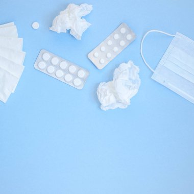 Mevsimlik bahar Anti peçeteler ile yaratıcı düz yatıyordu kavramı hap, yüz maskesi ve damla bir şişe kopya alanı kare arka plan en az tarzı ile metin için şablon