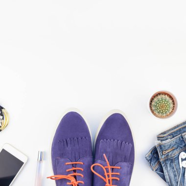 Kare düz süet ayakkabı, kot, bilezik kaktüs ve akıllı telefon kulaklık kopya alanı beyaz zemin üzerine yatırın. Kadın rahat kıyafet havai görünümü. Trendy hipster bak üstten görünüm