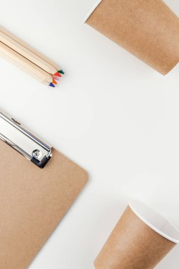 Çalışma masası tarz düz lay kahverengi tasarım ofisi geri dönüşümlü yaratıcı en iyi görünümü sağlar ve kahve fincanı ile alan beyaz masa arka plan en az Eko Stil kopyalayın. Çevre koruma kavramı