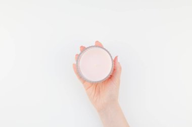 Kadın el ile pastel pembe aromatik mum izole kopya alanı ile beyaz arka planda tutan Lehçe manikür. Kadınsı güzellik blog sosyal medya için şablon. Spa ve sağlıklı yaşam konsepti