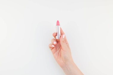 Kadın el ile pastel pembe ruj izole kopya alanı ile beyaz arka planda tutan Lehçe manikür. Kadınsı güzellik blog sosyal medya için şablon