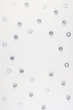 Yaratıcı düz metal fındıklar beyaz arka planda fotokopi alanı ile. Üst görünüm çerçeve şablonunu onar veya geliştir.