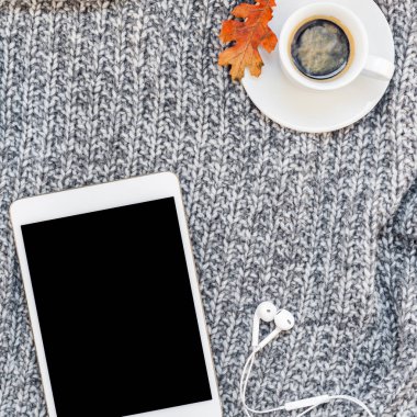 Yaratıcı bir şekilde sonbahar düz ek yükü üstten görünüm şık ev çalışma alanı tablet dizüstü kahve fincanı sıcak gri örgü ekose arka plan kopya alanı ile yatıyordu. Sonbahar sezonu şablon kadınsı blog sosyal medya