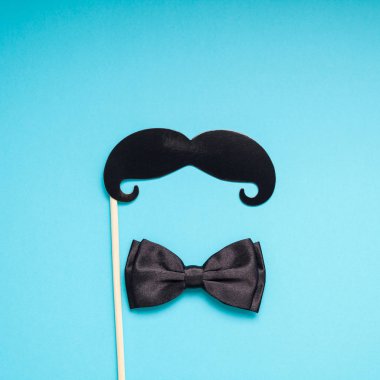 Yaratıcı kare flatlay ek yükü üstten görünüm retro siyah kağıt fotoğraf stand sahne bıyıkları turkuaz arka plan kopya alanı. Erkek Sağlığı Farkındalık ay gün erkeklik kavramı blog sosyal medya babalar