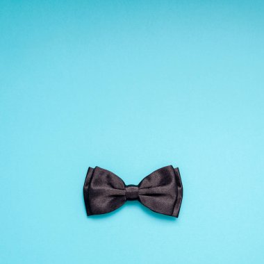 Yaratıcı kare flatlay ek yükü üstten görünüm retro şık siyah beyefendi papyon turkuaz arka plan kopya alanı. Erkek Sağlığı Farkındalık ay gün erkeklik kavramı blog sosyal medya babalar
