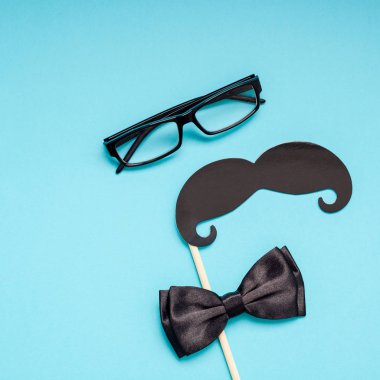 Yaratıcı kare flatlay ek yükü üstten görünüm retro siyah kağıt fotoğraf stand sahne bıyıkları turkuaz arka plan kopya alanı. Erkek Sağlığı Farkındalık ay gün erkeklik kavramı blog sosyal medya babalar