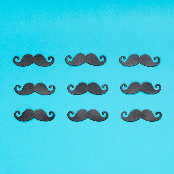 Yaratıcı kare flatlay ek yükü üstten görünüm retro şık siyah kağıt bıyıkları turkuaz arka plan kopya alanı. Erkek Sağlığı Farkındalık ay gün erkeklik kavramı blog sosyal medya babalar