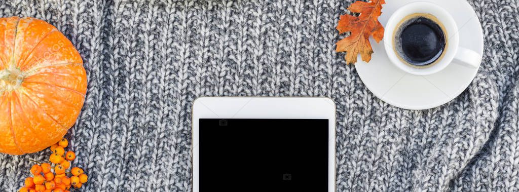 Creative autumn flat lay overhead top view stylish home workspace tablet notebook coffee cup cozy gray knitted plaid long wide banner copy space. Fall season template feminine blog social media — Stock Image Creative Autumn Flat Lay Overhead Top View Stylish Home Workspace Stock Image