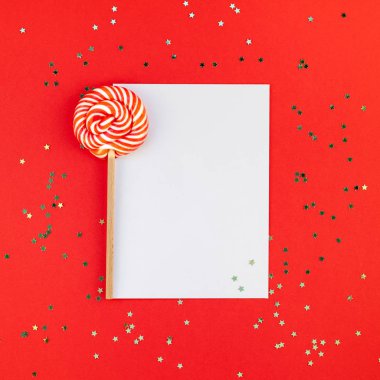 Yaratıcı yeni yıl veya Noel tebrik mektubu mockup düz üstten görünüm Xmas tatil kutlama zarf kırmızı kağıt altın arka plan glitter üzerinde yatıyordu. Kare şablon tebrik kartı metin 2019 2020 kadar sahte