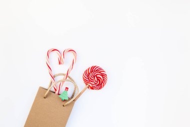 Yeni yıl veya Noel dekorasyon düz üstten görünüm Xmas tatil kutlama alışveriş kavramı dekor beyaz doğal ışık arka plan üzerinde yatıyordu. Şablon tasarımınızın tebrik kartı için çerçeve