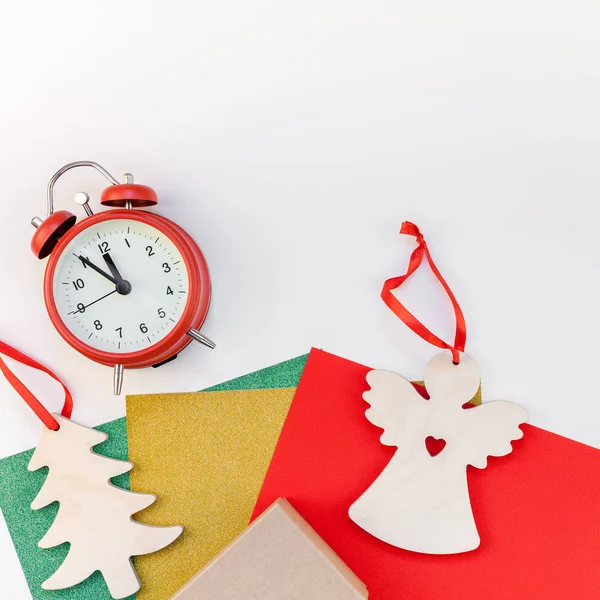 新年やクリスマスの装飾が示されるので自然光の白地にフラット レイアウト平面図クリスマス休日のお祝い準備 Diy コンセプトの装飾 正方形のグリーティング カード テンプレート デザイン — ストック写真