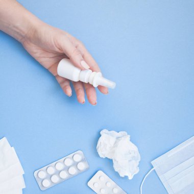 Mevsimlik bahar Anti peçete, hap, yüz maskesi, yaratıcı düz yatıyordu kavramı damla bir şişe ve bir el ile kare kopya alan arka plan en az stil, şablon metin için