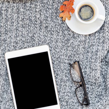 Yaratıcı bir şekilde sonbahar düz ek yükü üstten görünüm şık ev çalışma alanı tablet dizüstü kahve fincanı sıcak gri örgü ekose arka plan kopya alanı ile yatıyordu. Sonbahar sezonu şablon kadınsı blog sosyal medya