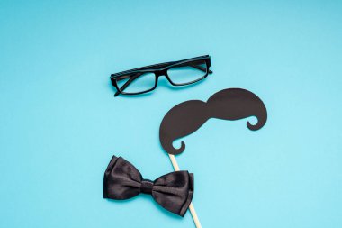 Yaratıcı flatlay ek yükü üstten görünüm retro şık siyah kağıt fotoğraf stand sahne bıyıkları turkuaz arka plan kopya alanı. Erkek Sağlığı Farkındalık ay gün erkeklik kavramı blog sosyal medya babalar