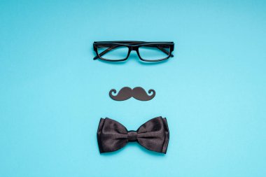 Yaratıcı flatlay ek yükü üstten görünüm retro şık siyah kağıt fotoğraf stand sahne bıyıkları turkuaz arka plan kopya alanı. Erkek Sağlığı Farkındalık ay gün erkeklik kavramı blog sosyal medya babalar