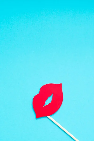 創造的なオーバーヘッド平面図レトロなスタイリッシュな赤い紙写真ブース小道具女性唇ターコイズ ブルー背景コピー スペース 誕生日パーティーや結婚式のバレンタインの日テンプレート — ストック写真