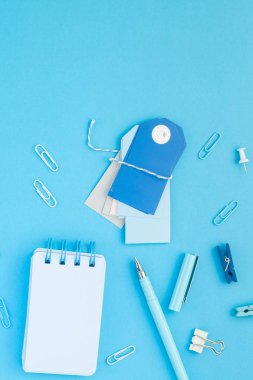 Üstten görünüm düz tasarım okul ve ofis malzemeleri kopya alanı turkuaz mavi renk Kağıt arka plan en az stili ile tarz çalışma masası yatıyordu. Kadınsı blog sosyal medya için şablon
