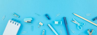Üstten görünüm düz tasarım okul ve ofis malzemeleri kopya alanı turkuaz mavi renk Kağıt arka plan en az stili ile tarz çalışma masası yatıyordu. Uzun geniş afiş şablon kadınsı blog sosyal medya
