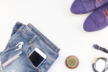 Düz beyaz arka plan kopya alanı ile kulaklıktan süet ayakkabı, kot, bilezik kaktüs ve akıllı telefon yatırın. Kadın rahat kıyafet havai görünümü. Trendy hipster bak üstten görünüm