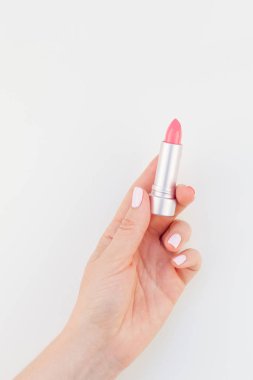 Kadın el ile pastel pembe ruj izole kopya alanı ile beyaz arka planda tutan Lehçe manikür. Kadınsı güzellik blog sosyal medya için şablon