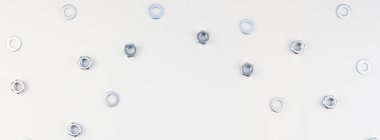 Yaratıcı uzun geniş afiş düz beyaz arka plan üzerinde metal fındık kopya alanı ile yatıyordu. Onarım veya iyileştirme üstten görünüm kavramı çerçeve şablon.