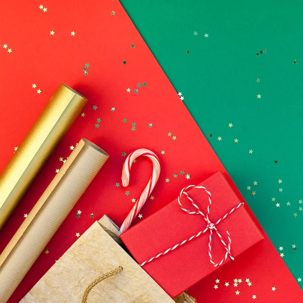 新年やクリスマス準備 Diy フラット横たわっていた赤い緑紙の背景に平面図クリスマス休日お祝いの手作りギフト ボックスをプレゼントします グリーティング カードまたは 2019 本文デザイン テンプレートのモックアップ — ストック写真