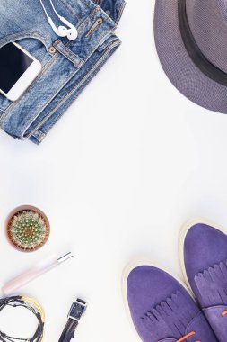 Düz beyaz arka plan kopya alanı ile kulaklıktan süet ayakkabı, kot, gri şapka, kaktüs ve akıllı telefon yatırın. Kadın rahat kıyafet havai görünümü. Trendy hipster bak üstten görünüm